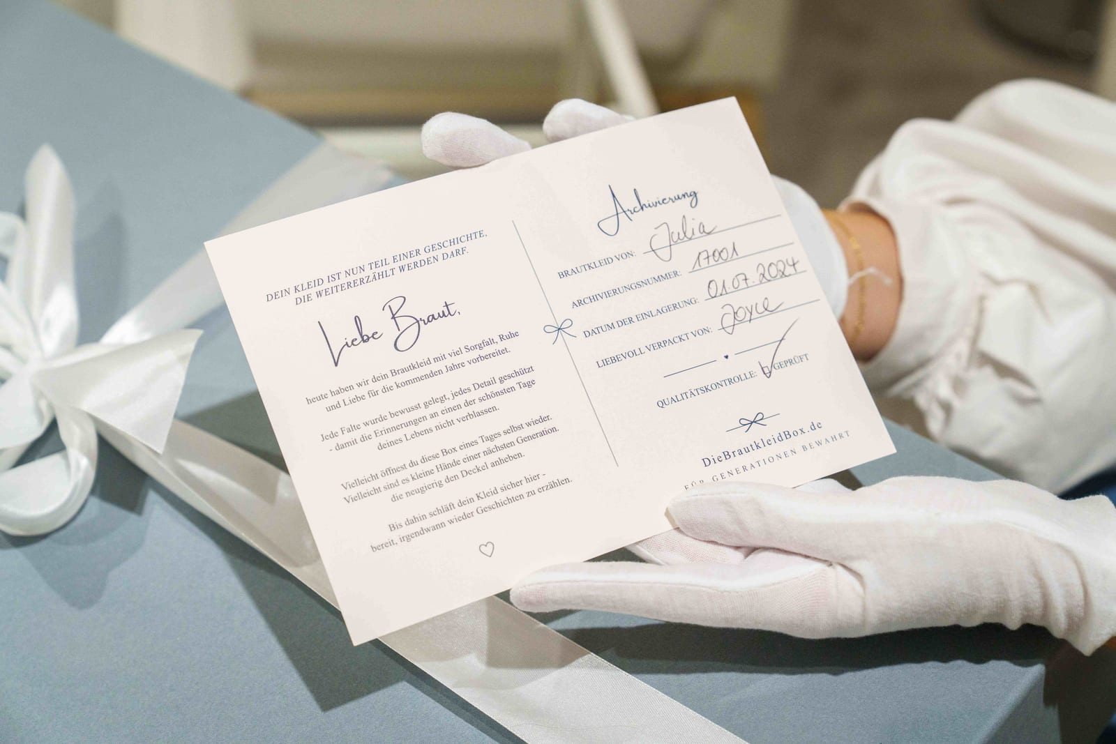 Handbeschriftete Archivierungskarte der Brautkleidbox mit persönlicher Botschaft an die Braut